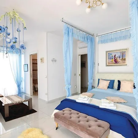 Lovely In Tortora A Mare With Jacuzzi Semesterbostad Praia a Mare