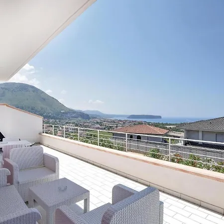Lovely In Tortora A Mare With Jacuzzi Semesterbostad Praia a Mare